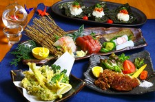 晩酌家 つるじろ の季節のお料理と、2時間飲み放題がついたご宴会コースとなっております。