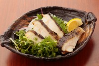 ウツボは見た目はグロテスクですが、良質なたんぱく質やコラーゲン、カウシウム、鉄分等、栄養素を大変豊富に含み、優れた美容食品として注目されてます。 当店のウツボタタキはほんのり温かくして提供しています!
