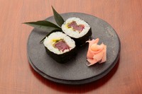 カツオの巻き寿司。当店ではニンニク、ワサビは別添えです。