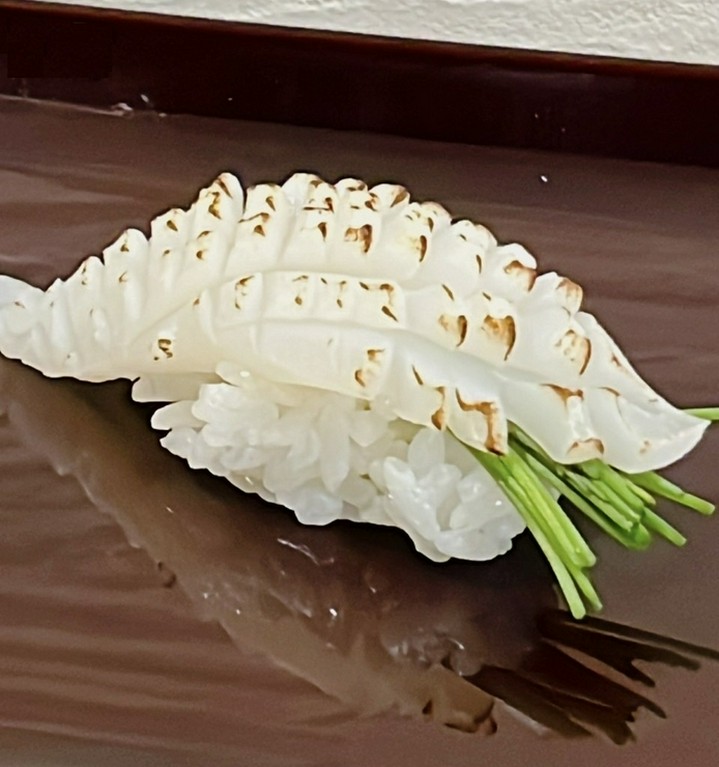 カウンター席で四季折々の旬味を…