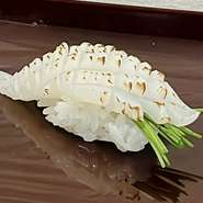 カウンター席は全8席。お一人様からでも、ゆったりと四季折々の旬味をお楽しみ頂けます。鮨も1貫からお出ししております。