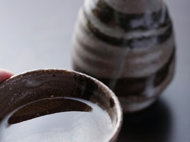 県外から取り寄せた、季節限定の日本酒を…