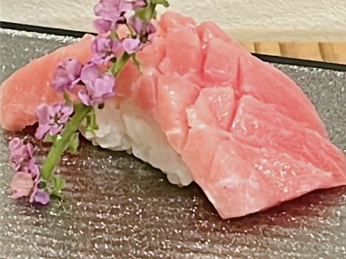 広々としてカウンター席にて季節のお料理をお楽しみ下さい