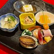 柚子胡麻豆腐 旨汁ペンタス
河豚塩辛　長芋 胡瓜
酒粕クリームチーズ カリフラワー
柿なます
床節旨煮 法蓮草かすみ
金目鯛笹漬け手毬寿司
酢取り茗荷
串刺し 合鴨塩蒸し
伊達真丈