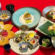季節の厳選食材を店主が様々な季節料理にお仕立てして提供します。
ご予算はお一人様 8800円／11000円／16500円 etc..
1名様から利用可能、ご予約日の前日(午前中迄)のご予約にて承っております。