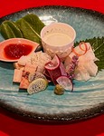 本日の鮮魚
本鮪湯霜
炙り帆立貝
小鉢入り白菜クリームスープ
グリッシーニ添へ
炙りベーコン ルッコラ
トマトソース
あしらい一式