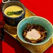 豆乳とっくり蒸し
敷きベシャメルソース
蒸し烏賊 生湯葉
百合根 三つ葉
器入り 龍の玉子温玉
きのこ庵