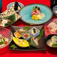 店主オススメの季節の厳選食材を一貫ずつ提供する鮨コースとなっております。
ご予算はお一人様 16500円～
4名様から利用可能、ご予約日の4日前迄のご予約にて承っております。