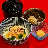 秋鮭　丸十 まぜ御飯
柚子味噌のせ


香の物
赤出汁