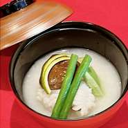 鱧荒白湯出汁仕立て
鱧焼メ付 焼茄子豆腐
生麩 焼き玉葱 隠元
針生姜 浅日 柚子