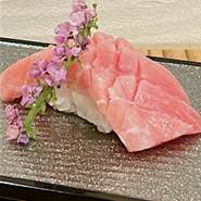 その日その日の厳選食材を握りとして1貫からお出ししております。

