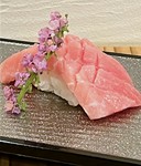 その日その日の厳選食材を握りとして1貫からお出ししております。