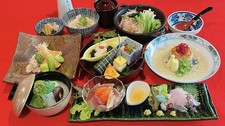 四季折々の厳選食材を、店主が様々な料理としてお出しする"おまかせ料理コース"です。(3日前まで要予約)