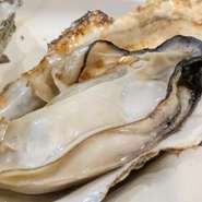 真牡蠣は12月～2月頃が特に美味しくなる冬の味覚の一つです。しば田では、牡蠣の小鍋や、牡蠣バター焼きなどでお楽しみいただけます。