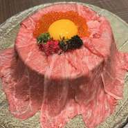 四万十麦酒牛を豪華に3種類も炙り焼きにして、高知産のコシヒカリの上にトッピング！こだわりの春野玉子とお高い魚卵が2種。
パラダイスの始まりです♪