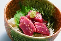 高知のカツオ消費量は日本一!!
旨い土佐の鰹を是非、八右衛門にてご賞味下さい。
(塩、タレございます。)