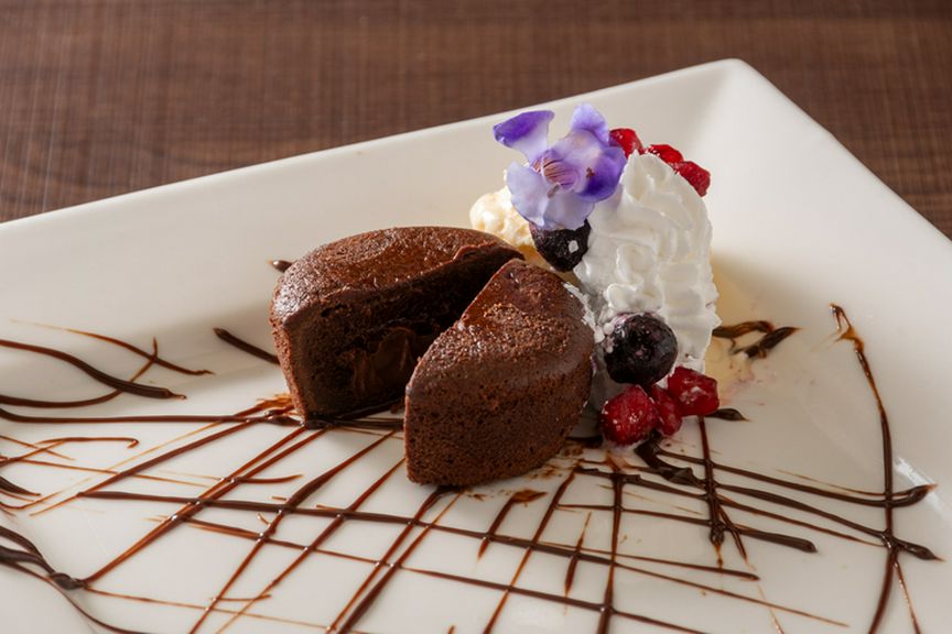 フォンダンショコラのバニラアイス添え     780円(税抜)＜858円 (税込)＞