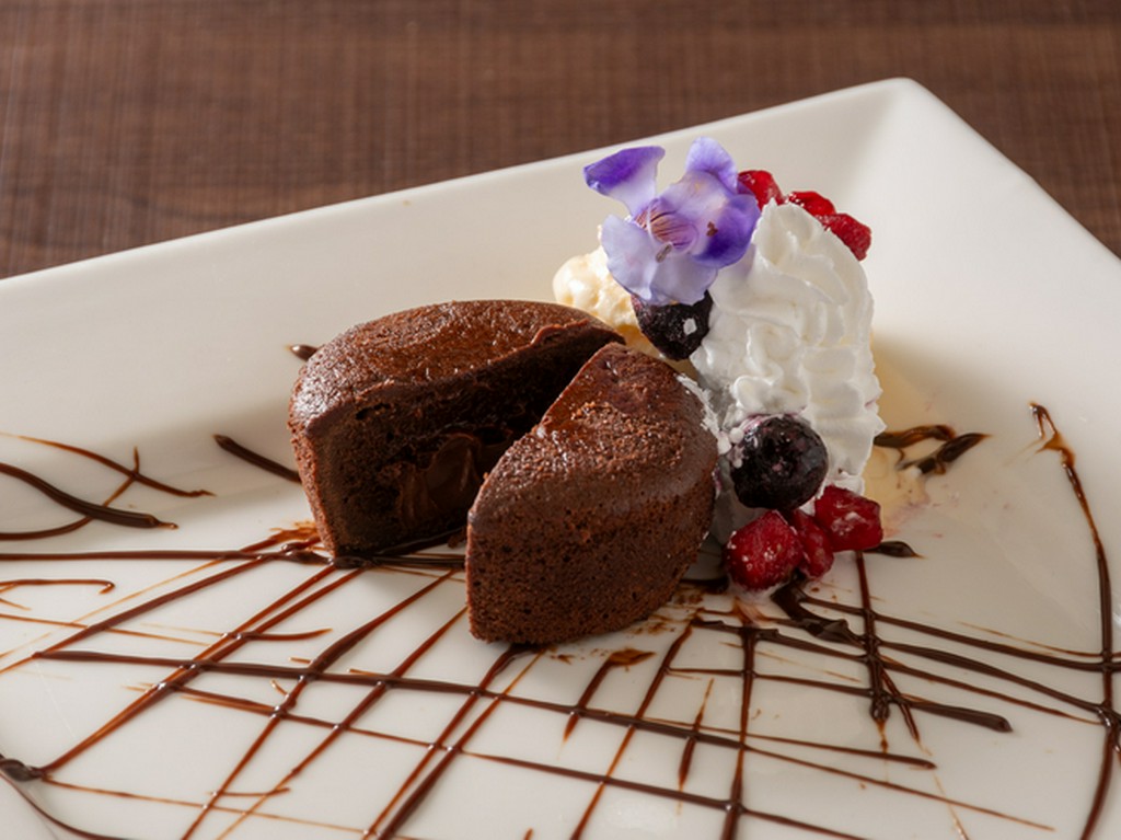 フォンダンショコラのバニラアイス添え     780円(税抜)＜858円 (税込)＞