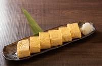 こだわりの春野卵を5玉も、鰹と数種類のダシをブレンドした秘伝の出汁で優しく巻き上げたら！
当店の1番人気♪土佐の一本出汁まきの完成です。