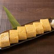 こだわりの春野卵を5玉も、鰹と数種類のダシをブレンドした秘伝の出汁で優しく巻き上げたら！
当店の1番人気♪土佐の一本出汁まきの完成です。