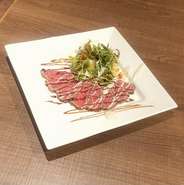 上質な肩ロース肉を、玉子とからめてお召し上がりください。