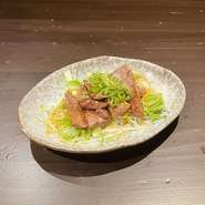四万十麦酒牛のフレッシュなハツ（心臓）を、塩で炒めてポン酢を絡めました。ただそれだけなので、より他のハツとの違いを感じていただけます。