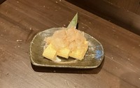 最上級の鰹節と言われる本枯節(ほんかれぶし)
カビ付けと天日干しを最低でも4回以上繰り返し、半年以上の期間を経て完成します。
魚の臭みが全くない、上品で芳醇な口当たりが特徴的です。