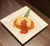 チキンライスの上には名物のだしまきがよく似合います♪