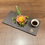優しい肉質はユッケによく合います。
※安心にお召し上がりいただくために、保健所の指導に従って調理しております。あくまで生物ですので（お子様、お年寄り、妊婦、体調のすぐれない方等はお控えください）