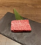 特上カルビとかに使われるような部位を、低温でジューシーに調理できる溶岩プレートで焼き上げました。
四万十麦酒牛の肉質と調理法がベストマッチだと思ってます。
ぜひ見かけたらお召し上がりください。