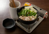 四万十麦酒牛の上品な旨みを邪魔しないように、優しいお出汁でホルモン鍋にいたしました。
ほっこり温まりたい時にはおすすめです。
※夏場はお休みいたします。