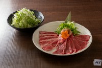 脂の美味しい四万十麦酒牛はしゃぶしゃぶが一番美味いと思います。
旨味とろける味わいにさっぱりとした後味が秘伝の出汁によく絡みます。
ウデ肉とバラ肉にしゃぶ野菜が付いた基本のセットです。
