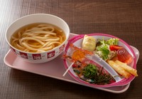 お子様うどん、キャラかまぼこ、サラダ、チーズスティック、ゼリー、お菓子、おもちゃとジュースが付きます