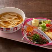 お子様うどん、キャラかまぼこ、サラダ、チーズスティック、ゼリー、お菓子、おもちゃとジュースが付きます