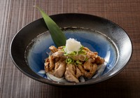 うま味の強い四万十鶏のセセリをタタキのタレで絡めました。
人気の商品です。