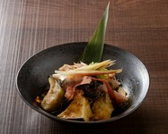 写真は茄子のタタキ
高知は茄子の生産量が日本一。
高知らしくたたき仕立てでお召し上がりください。
揚げ出し茄子　　580円(税抜)＜638円 (税込)＞
四万十ポークのぐつぐつ麻婆茄子　999円(税抜)＜1098円 (税込)＞