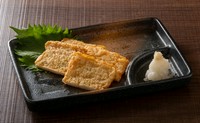 写真は高知のじゃこ天
高知ではさつま揚げのような魚のすり身を揚げたものを天ぷらと呼びます。
普通の天ぷらの事も天ぷらと呼びます。
高知はおじゃこも名産地。たっぷりつこうてます。