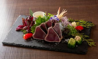 [基本ご予約ください♪]名物！生鰹の焼き切り（塩たたき）