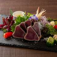 カツオマイスターが提供する本場高知のカツオのタタキ!!
珍しい、その場で焼きたてぬくぬくを提供する焼き切りスタイルです。
お時間は頂きますが待たす価値はあると思うてます。
※天候などにより入荷ない場合有り