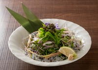 こちらは定番のタレのたたきです。
うまい鰹はニンニクない方が店主の好みですが、けっこう乗ってます。
※天候などにより入荷ない場合や、値段変動ある為、基本ご予約下さいませ。