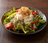 高知野菜のサラダの上には、
店主自らが仕込んだこだわりの弥右衛門豆腐がどさっと。
お好みのドレッシングでお召し上がりください。
