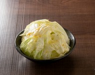 角切りキャベツに塩だれは鉄板です。
違うドレッシングにも変更できます。