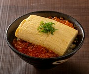 当店の名物「出汁まき」にお取り寄せイクラをトッピング！
高知産の釜炊きしたコシヒカリの上でカーニバルが始まります♪