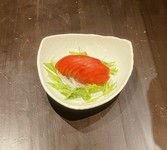 高知の夜須町が発祥！糖度８度以上まるでフルーツようだと言われたトマトです。
土佐の天日塩が甘さを引きたてます。
違うドレッシングにも変更できます。