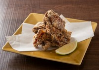 四万十鶏はプリッとした弾力でジューシーな肉質、脂は少なめであっさりしてるのにコクが有り唐揚げにうってつけです。

タルタルチキンやたたき仕立てもおすすめです。