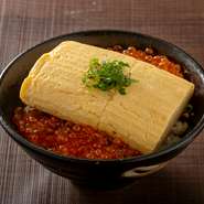 当店の名物「出汁まき」にお取り寄せイクラをトッピング！
高知産の釜炊きしたコシヒカリの上でカーニバルが始まります♪