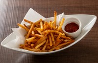人気のポテトフライ！
当店のポテトはクランチ（細くてカリッとした感じ）
お子様にも人気の商品です。