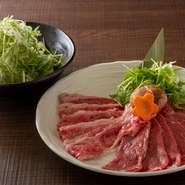 自然豊かな四万十川のほとりで麦酒酵母を食べて育った四万十麦酒牛。他の和牛よりもオレイン酸が多く含まれた肉質で、美容効果にも期待できます♪もも肉と

付いた基本のセットです。