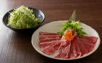 自然豊かな四万十川のほとりで麦酒酵母を食べて育った四万十麦酒牛。他の和牛よりもオレイン酸が多く含まれた肉質で、美容効果にも期待できます♪もも肉と

付いた基本のセットです。