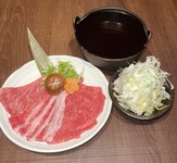 自然豊かな四万十川のほとりで麦酒酵母を食べて育った四万十麦酒牛。他の和牛よりもオレイン酸が多く含まれた肉質で、美容効果にも期待できます♪2種セットに肩ロース肉1枚を追加した、おすすめのセットです。